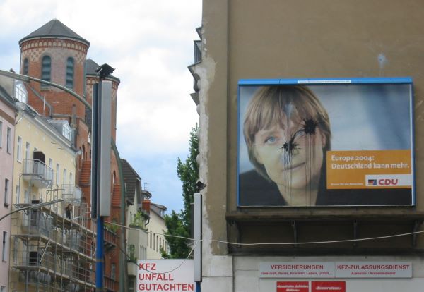 Merkel-Plakat in Kreuzberg